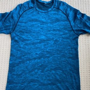 Lululemon short sleeve.
